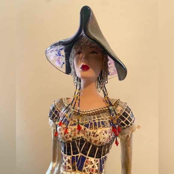 Vintage Statue Doll - Picture 5 of 6